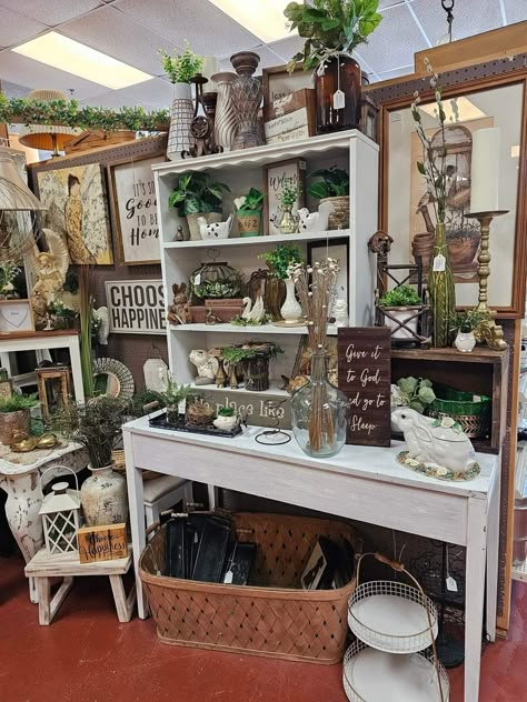 Spring Booth Ideas, Spring Store Displays, Vintage Market Booth Ideas, Vintage Market Booth, Vintage Shop Display, Boutique Store Displays, Gift Shop Displays, Vintage Store Displays, Vintage Booth Display