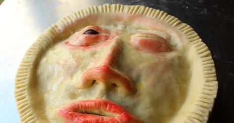 A few months ago I saw a pie image on Twitter so creepy, and disturbing, that I actually questioned whether it was too terrifying to post ... Face Pie, Halloween Pastry, Creepy Halloween Desserts, Pie Images, Scary Food, Pie Art, Halloween Themed Food, Halloween Foods, Spooky Party