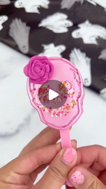 Bakery Bling™ on Instagram: "@sweetboxesbynaye designed *the* ultimate cakepop by combining all of our favorite things: pink, chocolate, glitter, florals and Halloween! 💖💀🎃✨

Products Used:
@bakerybling Hollywood Hills Blinged-Out Glittery Sugar™ 

—

#halloweencakepop #cakepop #sugarskull #cakepopsofinstagram #cakepopstagram #cakestagram #cakesofinstagram #cakedecorating #cakeart #cakesicle #halloweencakesicle #cakepops #cakesicles #cakepopsicles #sugarskulls #cakedecorator #spookyart #cakepopdecorating #cakepopvideo #halloweenfood #caketrends #cakegram #sprinkles #scratchmade #sugarcoma #halloweenparty #bakerybling #pinkhalloween" Pink Cakesicles, Halloween Cakesicles, Halloween Cake Pops, Cake Pop Decorating, Halloween Products, Pink Chocolate, Cake Trends, Pink Halloween, Hollywood Hills