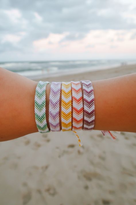 Available in my Etsy! This simple, chevron friendship bracelet with minimalist monochromatic friendship bracelet is the PERFECT VSCO girl bracelet set for the summer! The perfect beach aesthetic, these aesthetic bracelets are cute friendship bracelets, but also give off Outer Banks bracelets vibes, as well as Pura Vida bracelets vibes. Minimalistic friendship bracelets are Belle Mer Bracelet's staple for summer #bellemerbracelets #maddiegreendesigns #friendshipbracelets #vscogirl #outerbanks Chevron Friendship Bracelets, Diy Bracelets With String, Friendship Bracelets Easy, String Bracelet Patterns, Friendship Bracelet Patterns Easy, Cute Friendship Bracelets, Yarn Bracelets, Handmade Friendship Bracelets, Friendship Bracelets Tutorial