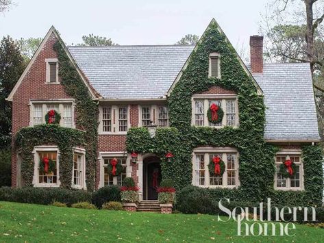 House Christmas Decorations, Southern Christmas, Outdoor House, Georgian Architecture, Traditional Christmas Decorations, Southern Homes, Tudor House, Southern Home, Exterior Decor