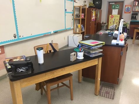 Science Lab Classroom Set Up, Teacher Desk Placement In Classroom, Science Lab Classroom Design, Science Classroom Layout, Teacher Desk Setup High School, Science Lab Organization, Teacher Aide Desk Ideas, No Teacher Desk Classroom, Diy Teacher Desk