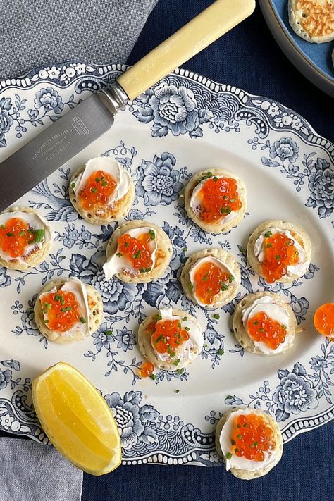 These canapes couldn't be simpler to make and they taste amazing every single time. Salmon roe is larger than regular caviar, and the delicious eggs bring wonderful salty pops of salmon flavour as they burst in the mouth. This recipe couldn't be simpler, although there are lots of other uses for salmon caviar: try using it as a topping for a Japanese inspired rice bowl, on top of sushi rolls, or with scrambled eggs for a luxurious breakfast. Salmon Caviar Appetizers, Salmon Roe Caviar, Japanese Canapes Ideas, Salmon Caviar Recipes, Salmon Roe Appetizer, Japanese Canapes, Acotar Food, Blinis Recipe, Caviar Bar