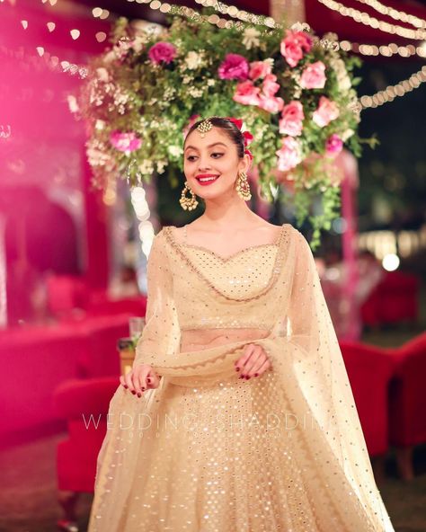 Neha Rajput, Indian Pose, Neha Rajpoot, Pakistan Dress, Insta Poses, Pakistani Formal Dresses, Asian Bridal Dresses, Bridal Lehenga Collection, Draping Fashion