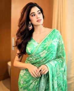 2️5+ Mesmerizing Designer Sarees That Will Make You Ditch Your Lehenga!! - SetMyWed Reception Saree For Bride, Janvi Kapoor, Reception Sarees, Jhanvi Kapoor, Janhvi Kapoor, Party Sarees, Saree Designs Party Wear, Hindi Movie, Satin Saree