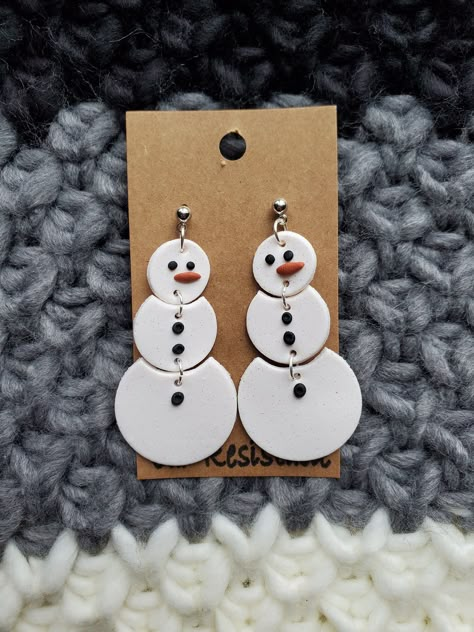 Poly Clay Christmas Earrings, Winter Clay Earring Ideas, Clay Earrings Diy Ideas Christmas, Polymer Earrings Christmas, Polymer Clay Snowman Earrings, Winter Polymer Clay Ideas, Snowman Polymer Clay Earrings, Clay Earrings Holiday, Polymer Clay Xmas Earrings