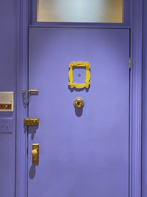 Friends Door Frame Wallpaper, Monica’s Door, Friends Door Wallpaper, Apartment Door Aesthetic, Friends The One Where, Friends Purple Door, Monica Aesthetic, Friends Door, Friends Aesthetic Tv Show Wallpaper