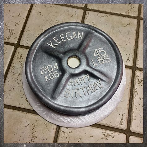 A weight plate cake for a power lifter Weight Lifter Cake, Barbell Cake, 17 Cake, Building Cake, Gym Cake, Birthday Cupcakes Boy, Gym Party, Best Birthday Cake, Cupcakes For Men