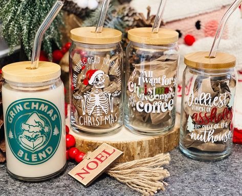 Diy Christmas Mugs, Beer Glass Cups, Starbucks Cup Art, Christmas Beer, Drinking Jars, Christmas Cup, Glass Pumpkins, Friend Mugs, Friend Gifts