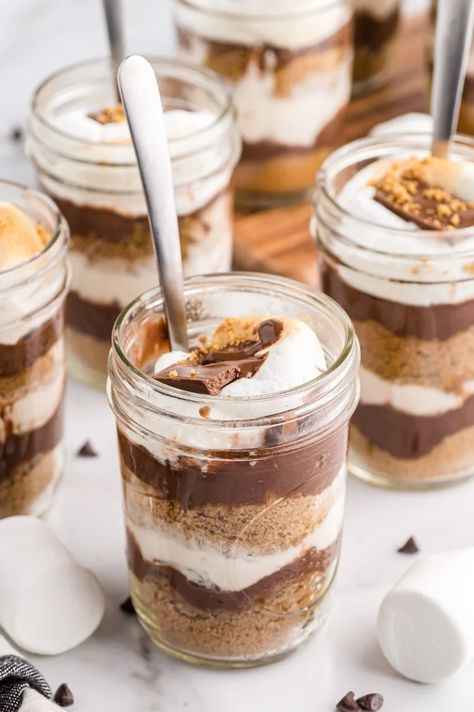 No need to build a campfire to make these layered s'mores parfaits come to life! A close relative to s'mores pudding, but with layers of crunch and a better presentation. Smores Parfait, Campfire Dessert, Build A Campfire, Indoor Smores, Baked Smores, Mason Jar Desserts, Pudding Parfait, Parfait Desserts, Chocolate Pack