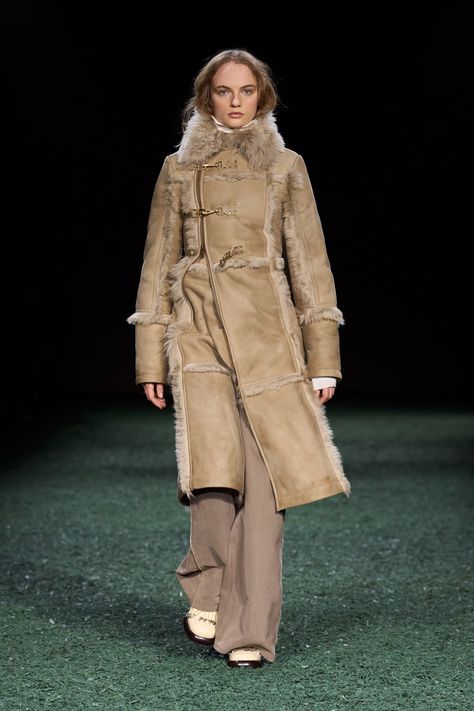 Burberry Fall 2024 Ready-to-Wear
https://www.vogue.com/fashion-shows/fall-2024-ready-to-wear/burberry-prorsum/slideshow/collection#10 Jeans Beige, Burberry Prorsum, Fall 2024, Mode Inspiration, London Fashion Week, Evening Wear, Autumn Winter Fashion, Runway Fashion, Fashion News