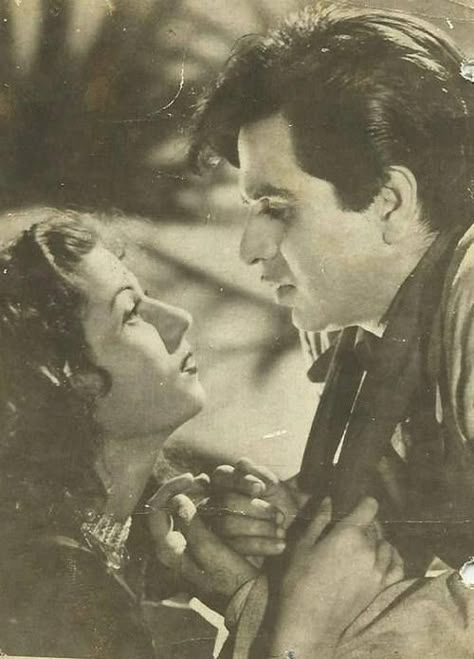 Bollywood Classics, Bollywood Retro, Dilip Kumar, Old Film Stars, Bollywood Pictures, Retro Bollywood, Bollywood Cinema, Bollywood Photos, Vintage Couples