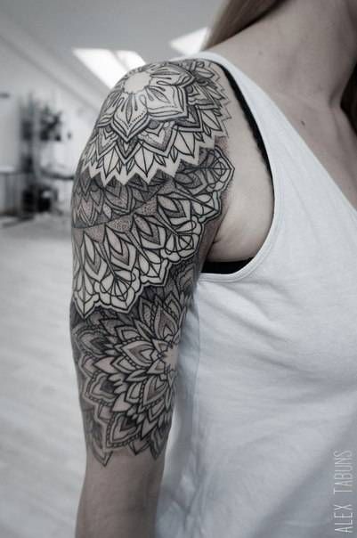 Mandala overlap on the right upper arm and shoulder. Tattoo Artist: Alex Tabuns Alex Tabuns, Nature Tattoo Sleeve, Girls With Sleeve Tattoos, Sacred Geometry Tattoo, Geometry Tattoo, Upper Arm Tattoos, Floral Tattoo Sleeve, Irezumi Tattoos, Top Tattoos