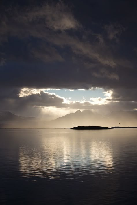 Relaxing Images, Cloud Formations, Dark Clouds, Silver Lining, Cloudy Day, Sky And Clouds, Beautiful Lakes, Beautiful Sky, Amazing Nature