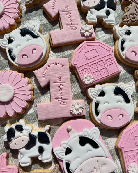 Pink farm theme 🐮🌸 . . . #echuca #echucacookies #echucamoama #pink #cookies Farm Cookies Decorated, Farm Cookies, Pink Cookies, Cookie Inspiration, Cookies Decorated, Farm Theme, Cookie Decorating, Flour, Pink