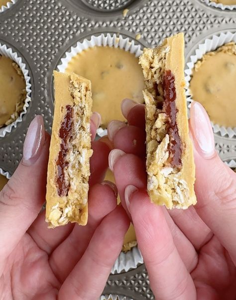 Does your kid love PB+J? Do YOU love PB+J?? You need to try these oat bites right now. They are… Pbj Oat Bites, Pb And J Oat Bites, Simple Homemade Snacks, Gourmet Pb&j, Pb&j Tacos, Toddler Bedtime Snack, Real Little Meals, Recipes With Jelly, Peanut Butter Oat Balls