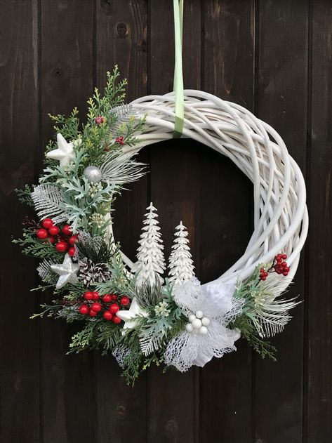 Advent Door Wreath, Wreath Base Ideas, Dekoratívne Vence, Easy Christmas Wreaths, Wreath Base, Christmas Centerpieces Diy, Christmas Wreaths To Make, Diy Christmas Decorations Easy, Xmas Wreaths