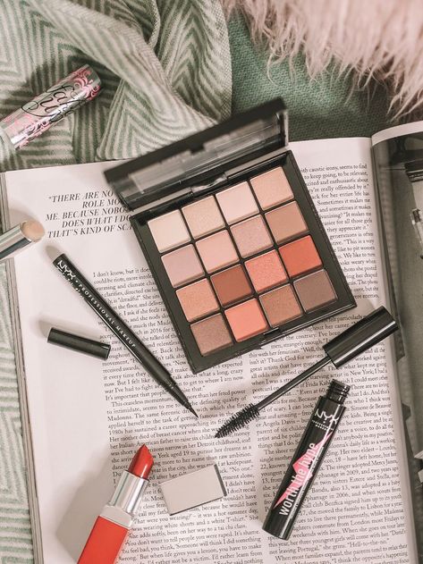 Nyx Makeup Aesthetic, Target Beauty Must Haves, Makeup Tools Photography, Blogging Photography, Aesthetic Cosmetics, Wallpaper Makeup, Bronze Smokey Eye, Makeup Tools Products, Flatlay Makeup