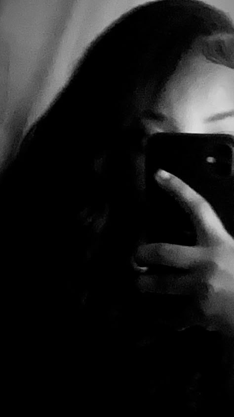 Phone Covering Face Selfie, Baddie Mirror Pics No Face Blurry, Pretty Selfies No Face Mirror, Solo Aesthetic Pics, No Face Outfit Pic, Pretty Selfies No Face Black, Baddie Mirror Pics No Face, No Face Mirror Pic, Fake Lifestyle