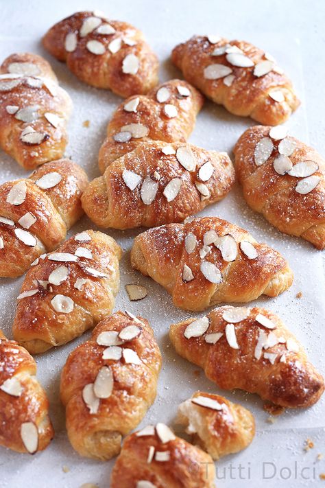 Madeline Cookies Recipe, Crossant Recipes, Croissants Recipe, Almond Croissants, Madeline Cookies, Recipe Japanese, French Croissant, Breakfast Pastry, Homemade Croissants