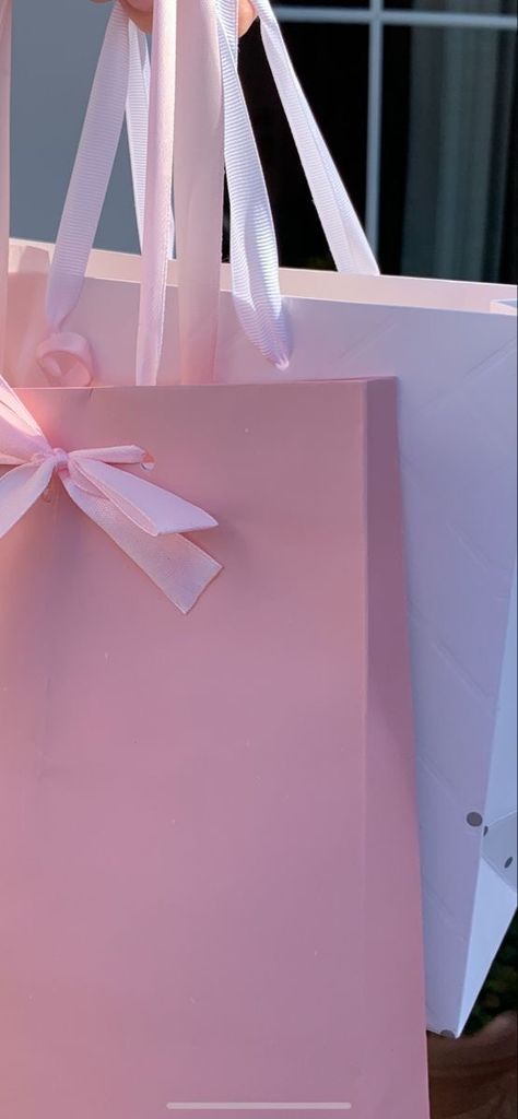 Pink Aesthetic 2023, Aesthetic Birthday Gift Bags, Birthday Gifts Aesthetic Pink, Aesthetic Birthday Gift Wrapping, Aesthetic Birthday Goodie Bags, Preppy Gift Wrapping, Birthday Gift Bag Aesthetic, Pink Presents Aesthetic, Pink Gift Aesthetic