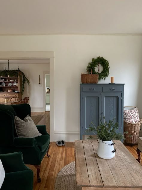 Casa Country, Interior Vintage, Old Farmhouse, A Living Room, Shaker Style, Farmhouse Living, Chalk Paint, Cozy House, Wood Floors