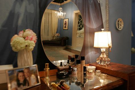 Blair Waldorf's vanity <3 Gossip Girl Bedroom, Blair Waldorf Bedroom, Blair Waldorf Room, Gossip Girl Decor, Waldorf Bedroom, Estilo Gossip Girl, Stile Blair Waldorf, Gossip Girl Blair, Nate Archibald