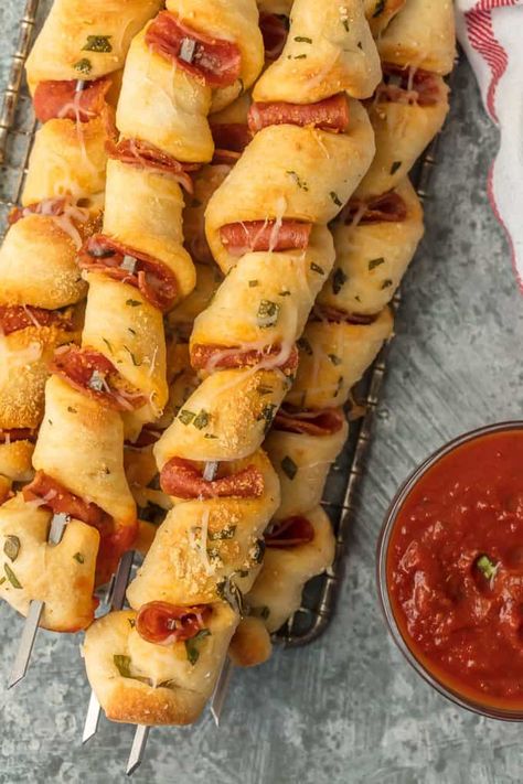 This PIZZA ON A STICK is always a hit with both kids and adults. We made ours pepperoni, but you can do any flavor combination! So fun and EASY! Party Snacks For Adults Appetizers, Fun Party Snacks, Pizza On A Stick, Party Snacks For Adults, Fire Pit Food, Snacks For Adults, Foodtrucks Ideas, Pizza Sticks, Food Truck Menu