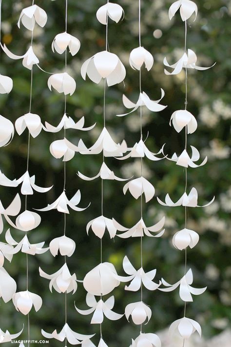 Paper Flower Garland, Paper Flower Backdrop Wedding, White Paper Flowers, Paper Flower Garlands, Cheap Wedding Decorations, Flower Backdrop Wedding, Paper Flowers Wedding, Paper Craft Tutorials, Paper Flower Backdrop