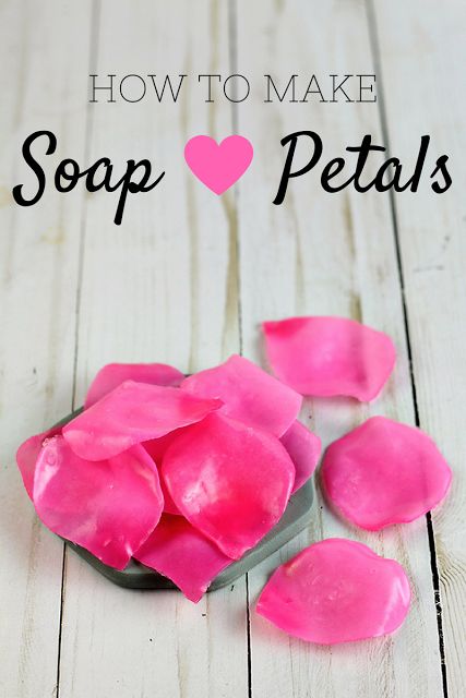 How to make soap petals with melt and pour soap and silk flower petals. Soap Petals, How To Make Soap, Savon Diy, Diy Soap Recipe, Săpunuri Handmade, Make Soap, Diy Kosmetik, Lip Scrubs, Soap Making Supplies