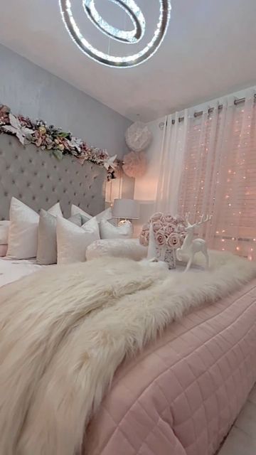 Bedroom Ornaments Ideas, Pink Christmas Room Ideas, Christmas Decor Ideas Bedroom Pink, Pink Christmas Bedroom, Beautiful Bedroom Set, Room Organization Bedroom, Fairy Lights Bedroom, Bedroom Interior Design Luxury, Luxury Room Bedroom