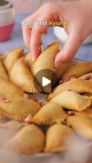 Gujiya Recipe Indian, Healthy Tasty Recipes Videos, Gujiya Recipe, Holi Recipes, Desiccated Coconut, Tasty Recipes Videos, Quick Recipes Snacks, Videos Cooking, Indian Sweet