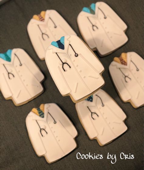 White coat sugar cookies; lab coat cookies, white coat ceremony White Coat Cookies Decorated, Lab Coat Cookies Decorated, Lab Coat Cookies, White Coat Cookies, White Coat Ceremony Party, Doctor Cookies, Pharmacy Cake, Medical School Graduation Party Ideas, Nurse Graduation Party Decorations