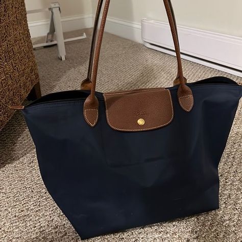 Longchamp Uni Bag, Cute Handbags For School, Navy Longchamp Bag, Long Champ Bag Outfit, Longchamp Bag Aesthetic, Longchamp Le Pliage Navy, Navy Longchamp, Long Champ Bag, Longchamp Tote Bag