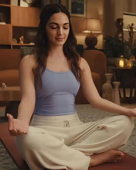 Bollywood Outfits, Casual Indian Fashion, Kiara Advani, Figure Poses, Workout Outfit, Bollywood Fashion, Indian Outfits, Bollywood Actress, Indian Fashion