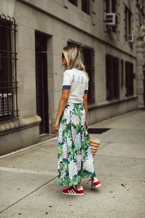 Charlotte Groeneveld Thefashionguitar for Farfetch in Dolce & Gabbana and Off-White Pattern Street Style, Street Style Skirt, Skirt Diy, Boho Mode, Mode Hippie, Peplum Tops, Rock Outfit, Skirt And Sneakers, Mode Boho