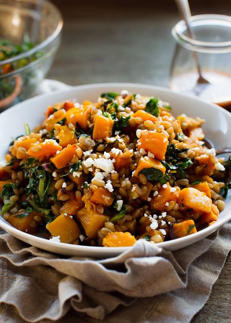 Roasted Butternut Squash Winter Salad with Kale, Farro and Cranberry Dressing is so versatile - make it as a side for Thanksgiving or a weeknight fall supper. Farro Recipes, Potatoes Crispy, Crispy Kale, Autumn Salad Recipes, Butternut Squash Salad, Kale Leaves, Farro Salad, Squash Salad, Fall Comfort Food