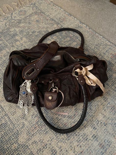 Slouchy Bag Aesthetic, Vintage Bag Aesthetic, Jane Birkin Bag, Bag With Charms, Vintage Brown Bag, Fun Diy Projects, Inside My Bag, Mazzy Star, Personal Care Products