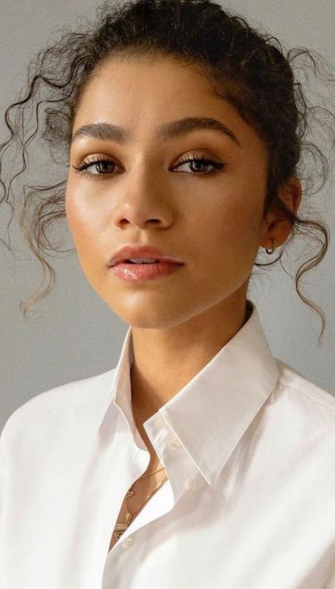 10 Pretty Fall Makeup Looks That Celebrities Love This Season Zendaya Photoshoot, Fall Makeup Trend, Cute Eyeshadow Looks, Minimalist Makeup, Zendaya Style, Bridal Makeup Wedding, Fall Makeup Looks, Stylish Celebrities, Zendaya Coleman