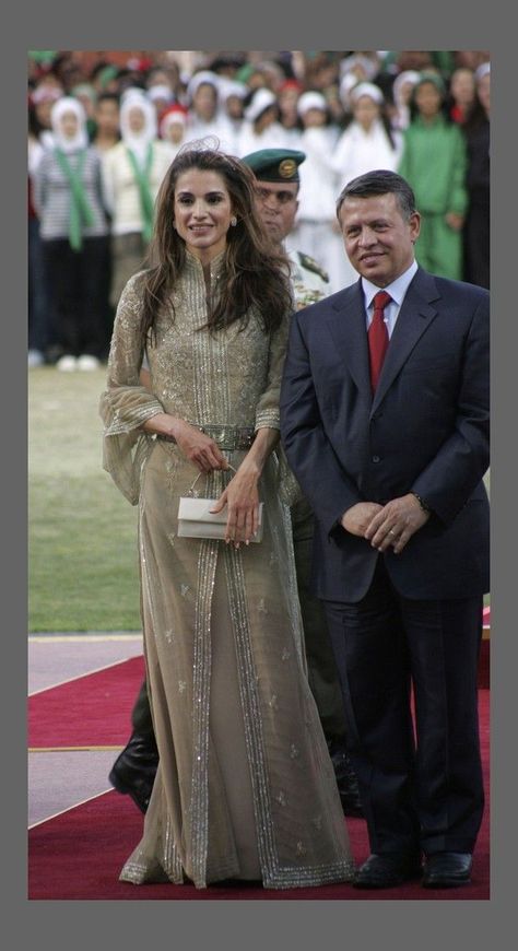 Queen Rania Of Jordan, Rania Of Jordan, Rachel Green Outfits, Royalty Fashion, Classic Dresses, Green Outfits, King Abdullah, Latest Bridal Dresses, Night Gowns