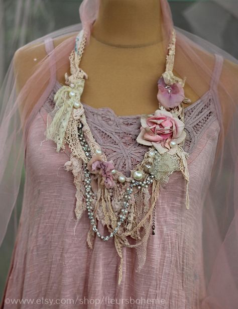 Romantic Wardrobe, Shabby Chic Outfits, Floral Necklaces, Bohemian Schick, Summer Necklaces, Funky Jewellery, Shabby Chic Jewelry, Altered Clothing, Shabby Chic Clothes