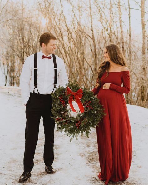 Even though it was a little slippery, I love the snow on the ground in these pictures! Christmas Pregnancy Outfit, Snow Maternity Photos, Maternity Christmas Pictures, Winter Pregnancy Photoshoot, Christmas Pregnancy Photos, Winter Maternity Pictures, Caitlin Covington, Winter Maternity Photos, Pregnancy Outfit