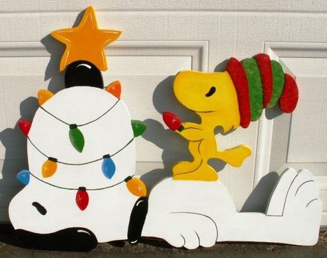 Charlie Brown Christmas Decorations, Snoopy Christmas Decorations, Wood Yard Art, Christmas Cutouts, Christmas Yard Art, Christmas Yard Decorations, Peanuts Christmas, Christmas Parade, Christmas Yard