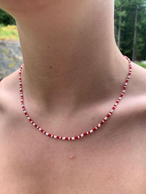 Christmas Beaded Necklace Ideas, Diy Red Necklace, Christmas Necklace Beads, Small Beaded Jewelry, Red Seed Bead Necklace, Christmas Necklace Ideas, Beaded Necklace Red, Red Necklace Beads, Red Beaded Jewelry