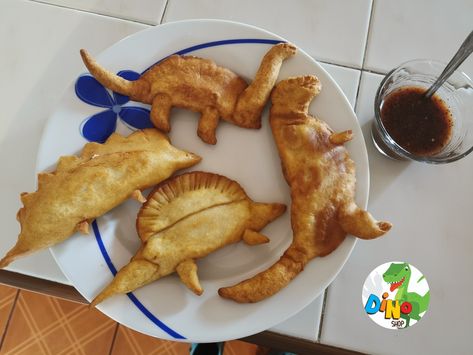 Dinosaur Empanada, Dino Shaped Food, Dino Quesadillas, Dinosaur Sandwich, Dino Food, Creative Food Ideas, Dinosaur Food, Shaped Food, Interesting Food Recipes