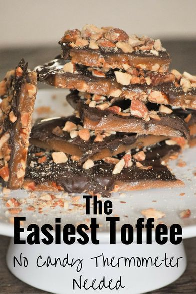 Easy Brittle Recipes, Walnut Toffee Recipe, Toffee Desserts, Butter Toffee Recipe, Homemade Toffee Recipe, Christmas Toffee, English Toffee Recipe, Easy Toffee, Almond Roca