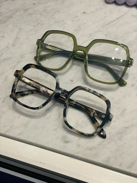 Cool Girl Glasses Frames, Chunky Frames Glasses, Eyebuy Direct Glasses, Green Frame Glasses, Funky Glasses Frames, Big Glasses Outfit, Green Glasses Outfit, Green Glasses Aesthetic, Hen Wilson