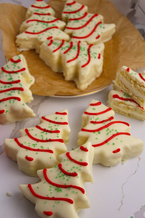 Copycat Little Debbie Christmas Tree Cakes - The Squeaky Mixer - Easy And Fun Baking Recipes Copycat Little Debbie, Squeaky Mixer, Little Debbie Christmas Tree Cakes, Perfect Cake Pops, Little Debbie Christmas Tree, Christmas Eats, Christmas Tree Cakes, Snack Cakes, Little Debbie