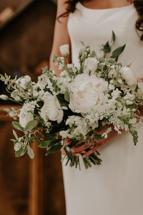 White Autumn Bouquet, Ivory And Green Wedding Flowers, Wedding Bouquet Neutral Colors, Timeless Elegant Wedding Bouquet, Simple Neutral Bouquet, Textured Bridal Bouquet, Simple Elegant Wedding Flowers, Classic Wedding Bouquet Romantic, Fall Wedding White Flowers