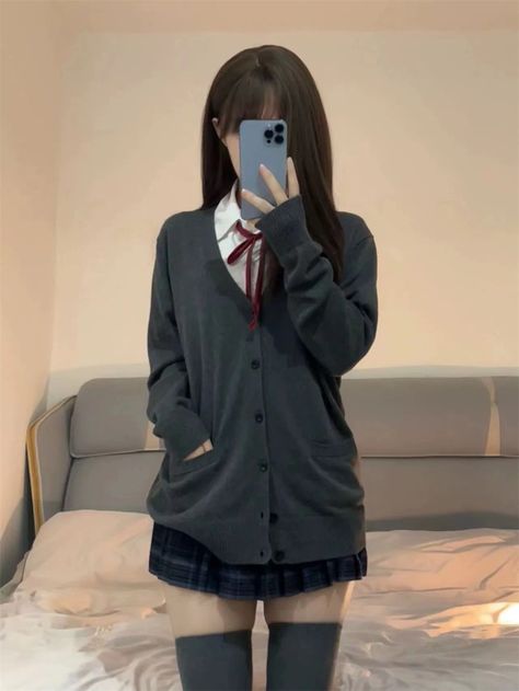 Winter Fits For School, Cardigan Uniform, Japanese Fashion Winter, Japanese Winter Fashion, Japan School Uniform, Preppy Chic Outfits, Skirt Outfit Fall, Japanese Uniform, College Sweater